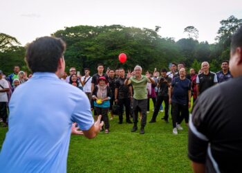 AL-SULTAN Abdullah menyertai acara baling belon kasih sayang bersama Tengku Hassanal ketika berangkat ke Kampung Bantal, Ulu Tembeling, Jerantut, Pahang.
