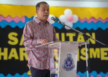 Mohd Khalid Ismail berucap perasmian pada Majlis Sambutan Hari Autisme Pengaman PDRM Tahun 2026 di Dewan Pengaman Kuala Lumpur di sini, hari ini. -UTUSAN/ISKANDAR ISHAK