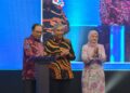 Fadhlina Sidek (kanan) mengiringi Anwar Ibrahim (kiri) melakukan gimik perasmian Sambutan Hari Guru Peringkat Kebangsaan kali ke-55 di Ipoh hari ini. - UTUSAN/ZULFACHRI ZULKIFLI.