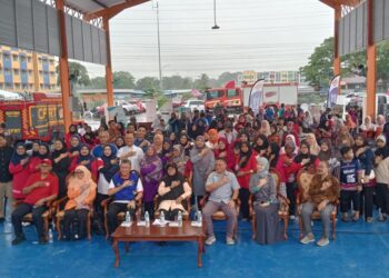 AIMAN Athirah Sabu (duduk tengah) bergambar bersama komuniti setempat pada program Sinergi Kasih Madani: Komuniti Lestari & Selamat di PPR Desa Mutiara, Johor Bahru, hari ini.