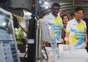 K. PATHMANATHAN (kiri) bersama Chow Kon Yeow ketika melihat reruai Makmal Pusat PBAPP sempena sambutan Hari Air Sedunia 2026 peringkat negeri di USM, Pulau Pinang, hari ini.-UTUSAN/DANIAL SAAD