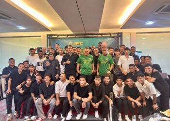 SAIFUDDIN Nasution Ismail bersama barisan pemain, jurulatih dan pengurusan tertinggi Imigresen FC sempena Majlis Makan Malam dan Amanat di Alor Setar, malam tadi.