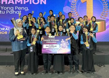 Nur Afiqah Zainal (kiri) bersama murid-muridnya yang memenangi pertandingan choral speaking  pada tahun 2025. – mingguan/RAJA JAAFAR ALI