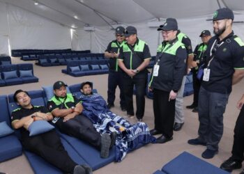 MUSTAKIM Mohamad (dua dari kanan) bersama pengurusan operasi haji meninjau khemah masyair di Arafah, Mekah, semalam.