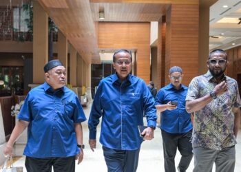 Pengerusi Perikatan Nasional (PN), Datuk Seri Ahmad Samsuri Mokhtar ketika hadir pada Mesyuarat Majlis Tertinggi Perikatan Nasional di Hotel Royale Chulan Kuala Lumpur di sini, hari ini. - UTUSAN/SYAKIR RADIN