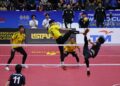 APIT kanan negara, Muhammad Noraizat Mohd Nordin melakukan hadangan pada aksi pembukaan Kumpulan A acara regu Kejohanan Piala Dunia Sepaktakraw 2026 antara Malaysia menentang Jepun di Stadium Titiwangsa, sebentar tadi-UTUSAN/AMIR KHALID