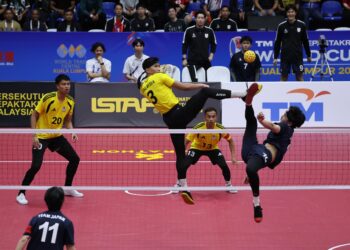 APIT kanan negara, Muhammad Noraizat Mohd Nordin melakukan hadangan  pada aksi pembukaan Kumpulan A acara regu Kejohanan Piala Dunia Sepaktakraw 2026 antara Malaysia  menentang Jepun di Stadium Titiwangsa, sebentar tadi-UTUSAN/AMIR KHALID