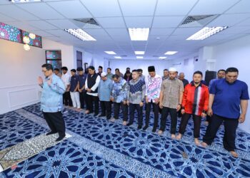 Ahmad Farhan Mohd Sadullah
mengimamkan solat Zohor bersama warga PSAS.