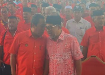KHLIR Md. Nor (kiri) memperkatakan sesuatu kepada Md. Alwi Che Ahmad semasa menghadiri Majlis Kesyukuran Sempena Ulangtahun UMNO Ke-80 di Tapak Rumah UMNO Ketereh, Kota Bharu, Kelantan hari ini-UTUSAN/YATIMIN ABDULLAH.