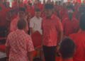 KHAIRY Jamaluddin (kanan) semasa hadir merasmikan sambutan ulang tahun ke-80 UMNO Bahagian Ketereh, Kota Bharu, Kelantan hari ini-UTUSAN/YATIMIN ABDULLAH.