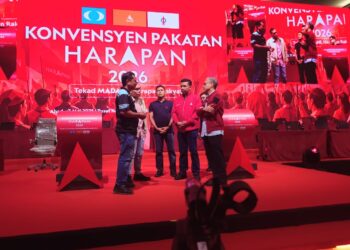 FAHMI Fadzil (kanan) berbincang dengan beberapa kepimpinan PH semasa melawat persiapan akhir Konvensyen Pakatan Harapan di Pusat Konvensyen Antarabangsa Persada Johor, di Johor Bahru, hari ini.