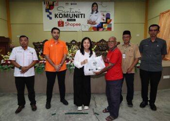 TEO Nie Ching menyampaikan sumbangan barangan keperluan harian kepada penerima pada Program Santuni Komuniti di Felda Bukit Permai, Kulai, Johor.