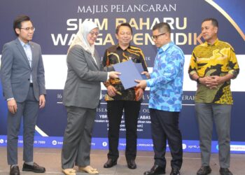 ZAINAL (tengah) dan Abdul Muie (kanan) menyaksikan pertukaran dokumen antara Wan Munadi dan Rashida pada majlis menandatangani MoU antara Great Eastern Takaful dan YGMB, di sini, semalam.