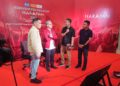 FAHMI Fadzil (dua kiri) berbincang dengan beberapa kepimpinan PH semasa melawat persiapan akhir Konvensyen Pakatan Harapan di Pusat Konvensyen Antarabangsa Persada Johor, di Johor Bahru, hari ini.