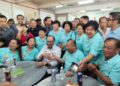 ANWAR beramah mesra bersama masyarakat Cina Tambun di Restoran KAB, Chemor di sini hari ini.