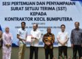 Anwar Ibrahim (tiga dari kiri) menyampaikan surat setuju terima (SST) kepada kontraktor pada Sesi pertemuan dan penyampaian surat setuju terima (SST) kepada kontraktor bumiputera di Ipoh hari ini. - UTUSAN/ZULFACHRI ZULKIFLI.
