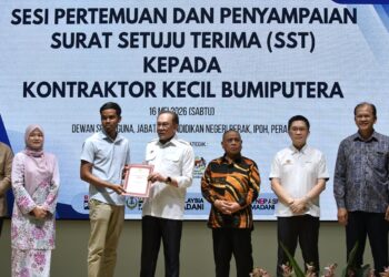 Anwar Ibrahim (tiga dari kiri) menyampaikan surat setuju terima (SST) kepada kontraktor pada Sesi pertemuan dan penyampaian surat setuju terima (SST) kepada kontraktor bumiputera di Ipoh hari ini. - UTUSAN/ZULFACHRI ZULKIFLI.