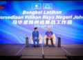 WEE Ka Siong (kanan) bersama Onn Hafiz Ghazi dalam semasa menghasilkan Bengkel Latihan Persediaan Pilihan Raya Negeri Johor, baru-baru ini.