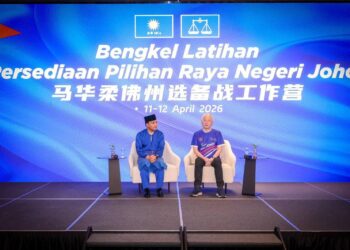 WEE Ka Siong (kanan) bersama Onn Hafiz Ghazi dalam semasa menghasilkan Bengkel Latihan Persediaan Pilihan Raya Negeri Johor, baru-baru ini.