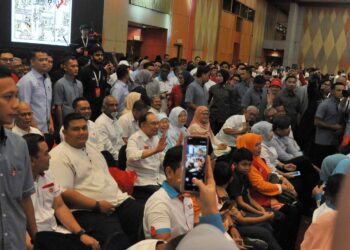 JOHOR BAHRU, 17 Mei - Pengerusi Pakatan Harapan, Datuk Seri Anwar Ibrahim bersama isteri Datin Seri Dr. Wan Azizah Wan Ismail duduk bersama para perwakilan menyaksikan ucapan sempena Konvensyen Pakatan Harapan 2026 di Pusat Konvensyen Antarabangsa Persada Johor. UTUSAN/RAJA JAAFAR ALI