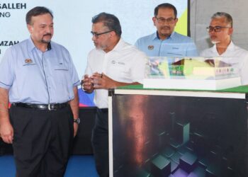 AMIR Hamzah Azizan (kiri) ketika menyempurnakan Majlis Perasmian Bangunan Baharu Prasekolah PPKI di SK Tan Sri Awang Had Salleh, Balik Pulau, Pulau Pinang hari ini.-UTUSAN/DANIAL SAAD