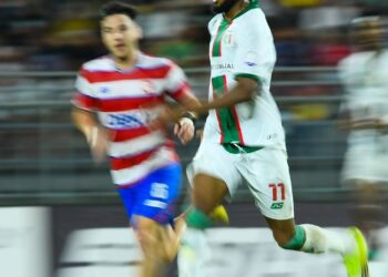 PEMAIN Kuching City, Jerome Etame muncul wira pasukan apabila meledak gol kemenangan ketika menewaskan Kuala Lumpur City FC 1-0 dalam aksi liga di laman sendiri, hari ini. - Liga Bolasepak Malaysia