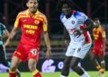 PEMAIN Selangor FC, Syahir Bashah cuba mendapatkan bola sambil diperhatikan penyerang PDRM, Elisha Kashim ketika kedua-dua pasukan itu bertemu dalam aksi liga di Stadium Majlis Bandaraya Petaling Jaya, hari ini. - Liga Bolasepak Malaysia(MFL)