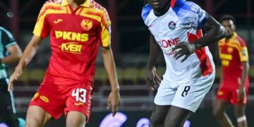 PEMAIN Selangor FC, Syahir Bashah cuba mendapatkan bola sambil diperhatikan penyerang PDRM, Elisha Kashim ketika kedua-dua pasukan itu bertemu dalam aksi liga di Stadium Majlis Bandaraya Petaling Jaya, hari ini. - Liga Bolasepak Malaysia(MFL)