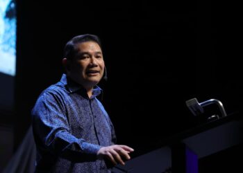 RAFIZI Ramli ketika menyampaikan ucapannya di Majlis Pengumuman Hala Tuju Politik di PJ Performing Arts Center, di sini, hari ini. - UTUSAN/FARIZ RUSADIO