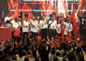 ANTHONY Loke Siew Fook (tengah) bergambar bersama Perdana Menteri, Datuk Seri Anwar Ibrahim dan barisan kepimpinan PH pada Konvensyen Pakatan Harapan 2026.