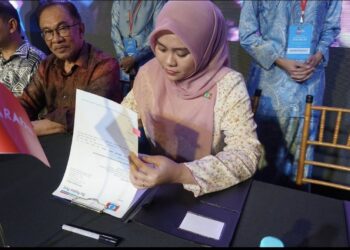 FATHIN Amelina Fazlie mengumumkan peletakan jawatan dan keluar PKR, hari ini. - FACEBOOK