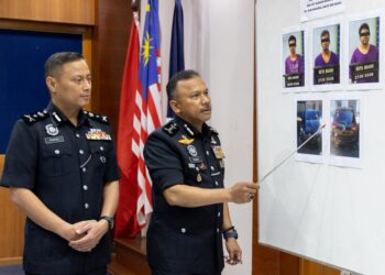 MOHD. Yusoff Mamat (kanan) menunjukkan kenderaan yang digunakan oleh suspek untuk melakukan jenayah pecah rumah di sekitar Kota Bharu, Kelantan-UTUSAN/KAMARUL BISMI KAMARUZAMAN.
