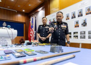 MOHD. Yusoff Mamat (dua kiri) menunjukkan peralatan yang digunakan untuk memukul lelaki OKU lembam sehingga mati Bachok semasa sidang media di IPK Kelantan, Kota Bharu, Kelantan hari ini-UTUSAN/KAMARUL BISMI KAMARUZAMAN.