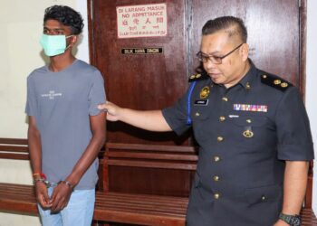 M. THIINESH (kiri) diiringi oleh seorang anggota penguat kuasa KPDN Pulau Pinang ketika dihadapkan ke Mahkamah Sesyen Butterworth, Pulau Pinang hari ini atas pertuduhan memiliki barang kawalan berupa minyak diesel tanpa lesen.-UTUSAN/DANIAL SAAD