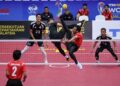 PEREJAM negara, Muhammad Azlan Alias melakukan hadangan terhadap libasan perejam Singapura, Muhammad Tasman Mohammad Belal dalam aksi terakhir Kumpulan A acara regu kejohanan Piala Dunia Sepak Takraw 2026 di Stadium Titiwangsa, sebentar tadi-UTUSAN/AMIR KHALID