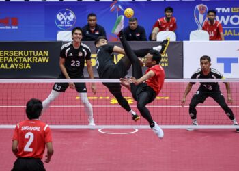 PEREJAM negara, Muhammad Azlan Alias melakukan hadangan terhadap libasan perejam Singapura, Muhammad Tasman Mohammad Belal dalam aksi terakhir Kumpulan A acara regu kejohanan Piala Dunia Sepak Takraw 2026 di Stadium Titiwangsa, sebentar tadi-UTUSAN/AMIR KHALID