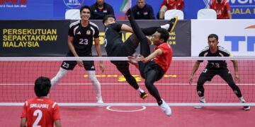 PEREJAM negara, Muhammad Azlan Alias melakukan hadangan terhadap libasan perejam Singapura, Muhammad Tasman Mohammad Belal dalam aksi terakhir Kumpulan A acara regu kejohanan Piala Dunia Sepak Takraw 2026 di Stadium Titiwangsa, sebentar tadi-UTUSAN/AMIR KHALID