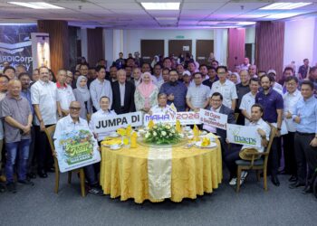 MOHAMAD Sabu (duduk, tengah) bersama Ketua Sekretariat MAHA 2026, Datuk Dr. Mohd. Haniff Hassan (duduk, dua kanan) bergambar bersama para penaja pada sesi minum petang Pitch & Connect @ MAHA 2026 di Taman Ekspo Pertanian Malaysia Serdang (MAEPS), Serdang, hari ini. - UTUSAN/FARIZ RUSADIO