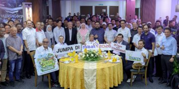 MOHAMAD Sabu (duduk, tengah) bersama Ketua Sekretariat MAHA 2026, Datuk Dr. Mohd. Haniff Hassan (duduk, dua kanan) bergambar bersama para penaja pada sesi minum petang Pitch & Connect @ MAHA 2026 di Taman Ekspo Pertanian Malaysia Serdang (MAEPS), Serdang, hari ini. - UTUSAN/FARIZ RUSADIO