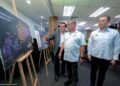 MOHAMAD Sabu (tengah) diberi penerangan oleh Ketua Sekretariat MAHA 2026, Datuk Dr. Mohd. Haniff Hassan (kiri) pada sesi Pitch & Connect @ MAHA 2026 di Taman Ekspo Pertanian Malaysia Serdang (MAEPS), Serdang, hari ini. - UTUSAN/FARIZ RUSADIO