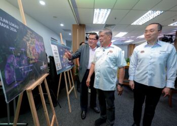 MOHAMAD Sabu (tengah) diberi penerangan oleh Ketua Sekretariat MAHA 2026, Datuk Dr. Mohd. Haniff Hassan (kiri) pada sesi Pitch & Connect @ MAHA 2026 di Taman Ekspo Pertanian Malaysia Serdang (MAEPS), Serdang, hari ini. - UTUSAN/FARIZ RUSADIO