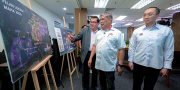 MOHAMAD Sabu (tengah) diberi penerangan oleh Ketua Sekretariat MAHA 2026, Datuk Dr. Mohd. Haniff Hassan (kiri) pada sesi Pitch & Connect @ MAHA 2026 di Taman Ekspo Pertanian Malaysia Serdang (MAEPS), Serdang, hari ini. - UTUSAN/FARIZ RUSADIO