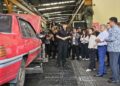 HANNAH Yeoh (tiga dari kanan) ketika sesi walkabout bagi proses pelupusan kenderaan sempena Lawatan Turun Padang Pelupusan Kenderaan Buruk di Car Medic Semenyih, di sini hari ini.