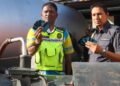 S. JEGAN (kiri) menunjukkan sebahagian daripada kad fleet yang dijumpai susulan serbuan ke atas sebuah stor pemborong berlesen di Nibong Tebal, Pulau Pinang hari ini.-UTUSAN/DANIAL SAAD