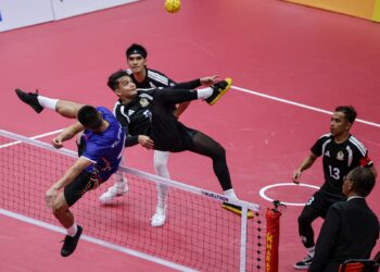 PEREJAM negara, Mohamad Azlan Alias melakukan rejaman pada aksi suku akhir acara regu Kejohanan Piala Dunia Sepak Takraw 2026 menentang Filipina di Stadium Titiwangsa, sebentar tadi-UTUSAN/AMIR KHALID