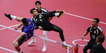 PEREJAM negara, Mohamad Azlan Alias melakukan rejaman pada aksi suku akhir acara regu Kejohanan Piala Dunia Sepak Takraw 2026 menentang Filipina di Stadium Titiwangsa, sebentar tadi-UTUSAN/AMIR KHALID