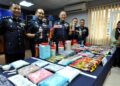 HOO Chuan Huat (tiga dari kiri) menunjukkan pelbagai jenis dadah dirampas bernilai RM4.36 juta dalam tiga operasi berasingan pada sidang media di IPK Johor, Johor Bahru disini. UTUSAN/RAJA JAAFAR ALI