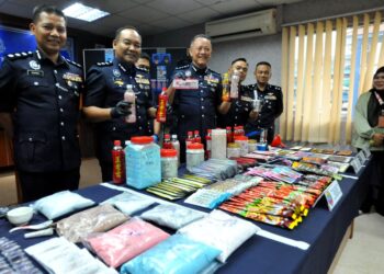HOO Chuan Huat (tiga dari kiri) menunjukkan pelbagai jenis dadah dirampas bernilai RM4.36 juta dalam tiga operasi berasingan pada sidang media di IPK Johor, Johor Bahru disini. UTUSAN/RAJA JAAFAR ALI