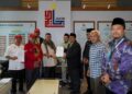 ZAIDI Tohirin (empat kanan) menyerahkan memorandum berhubung kenyataan kontroversi Ahli Parlimen Pasir Puteh kepada Mohd Kamarul Arifin Mohd Wafa di Putrajaya. - UTUSAN/ FAISOL MUSTAFA