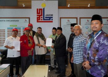 ZAIDI Tohirin (empat kanan) menyerahkan memorandum berhubung kenyataan kontroversi Ahli Parlimen Pasir Puteh kepada Mohd Kamarul Arifin Mohd Wafa di Putrajaya. - UTUSAN/ FAISOL MUSTAFA